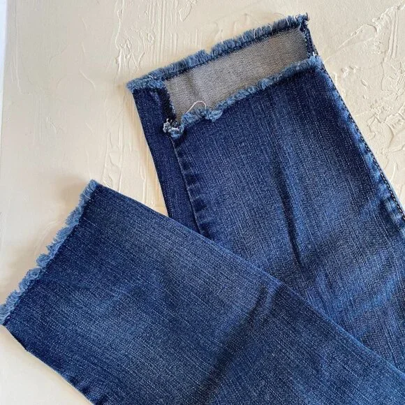 SILVER Jeans Avery Skinny Crop. Medium Wash with Raw Hems and Distressing - Picture 9 of 12